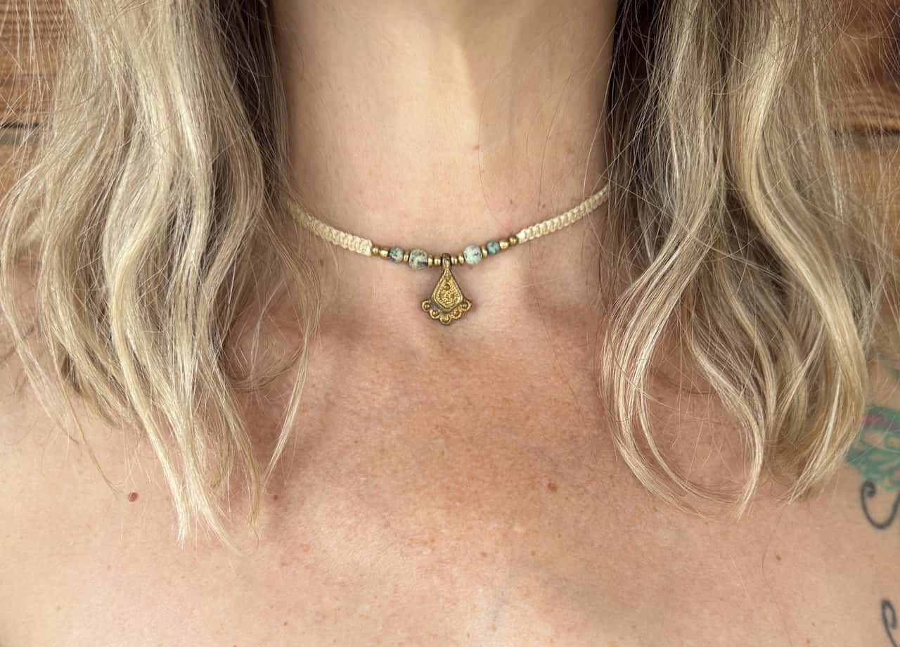 Makramee Choker Türkis mit Mandala Anhänger – spiritueller Boho Schmuck
