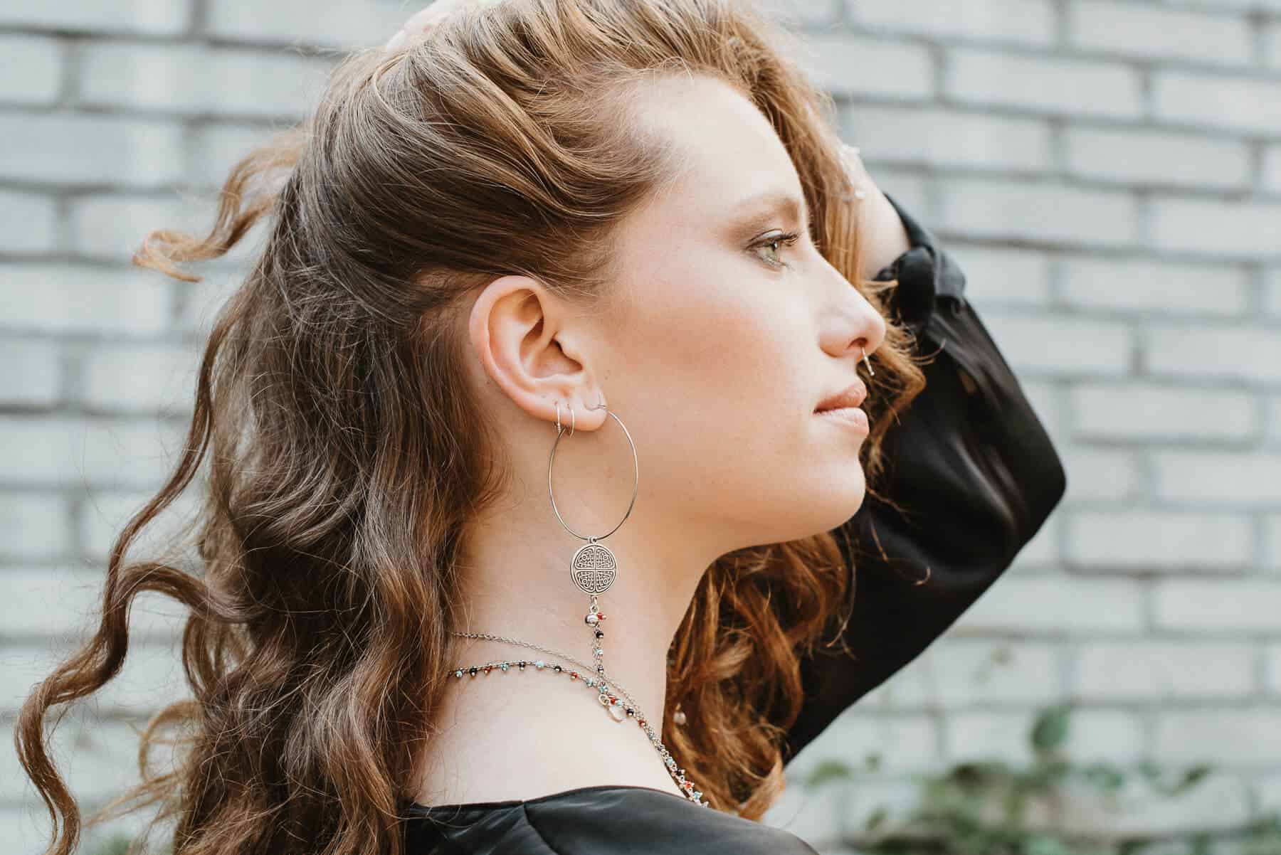 Creolen Ohrring aus versilbertem Messing im Boho-Design