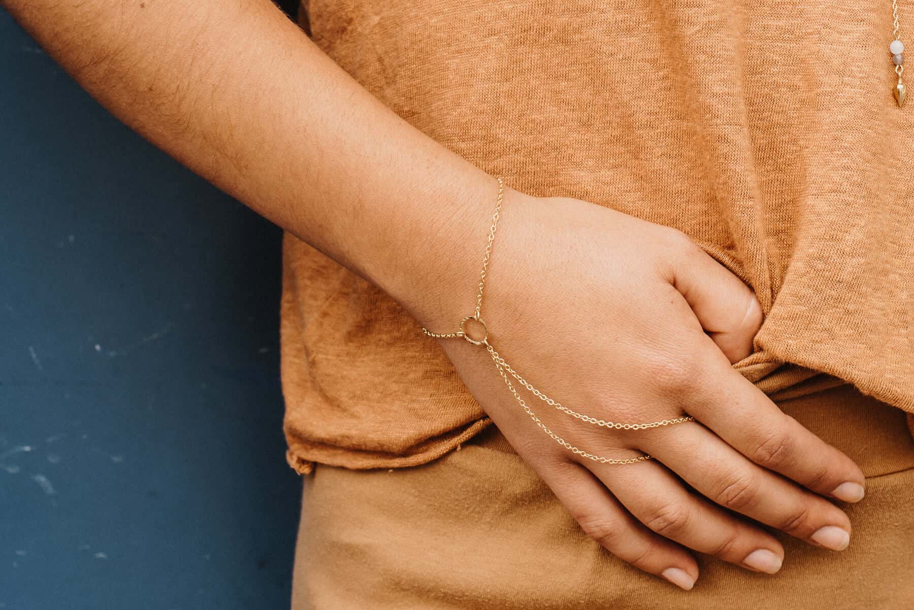 Messing vergoldetes Armband mit filigraner Kette.