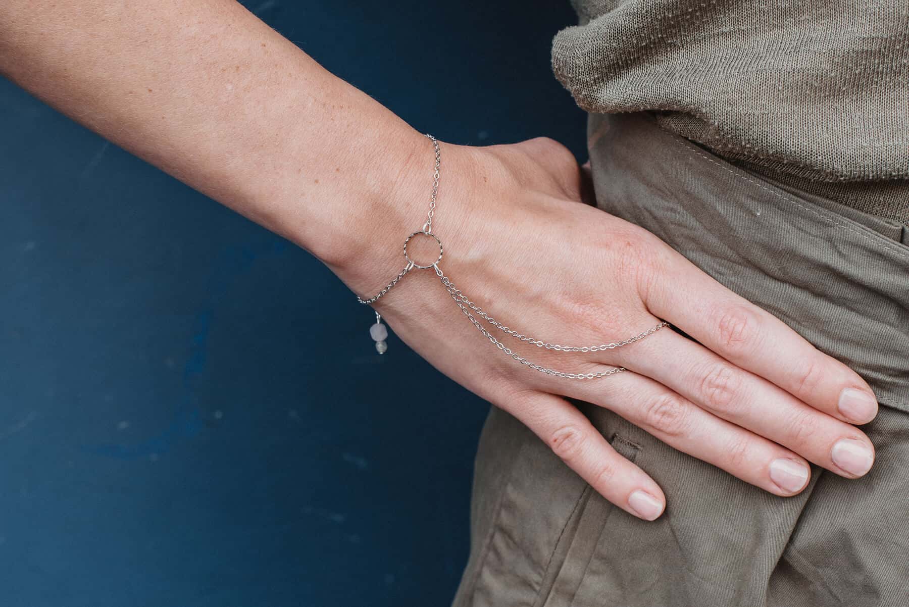 Messing versilbertes Armband mit filigraner Kette.