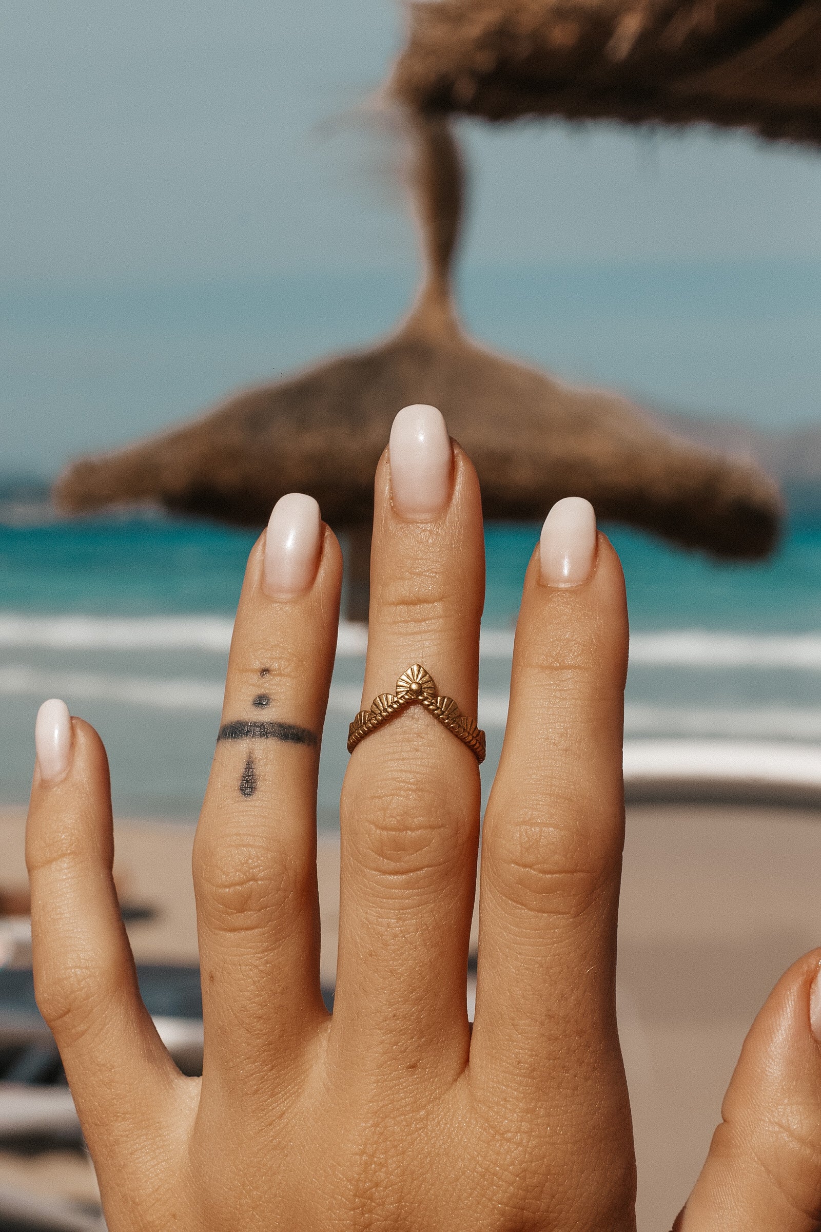 V-Ring mit Federdesign – Boho Stil handgefertigt