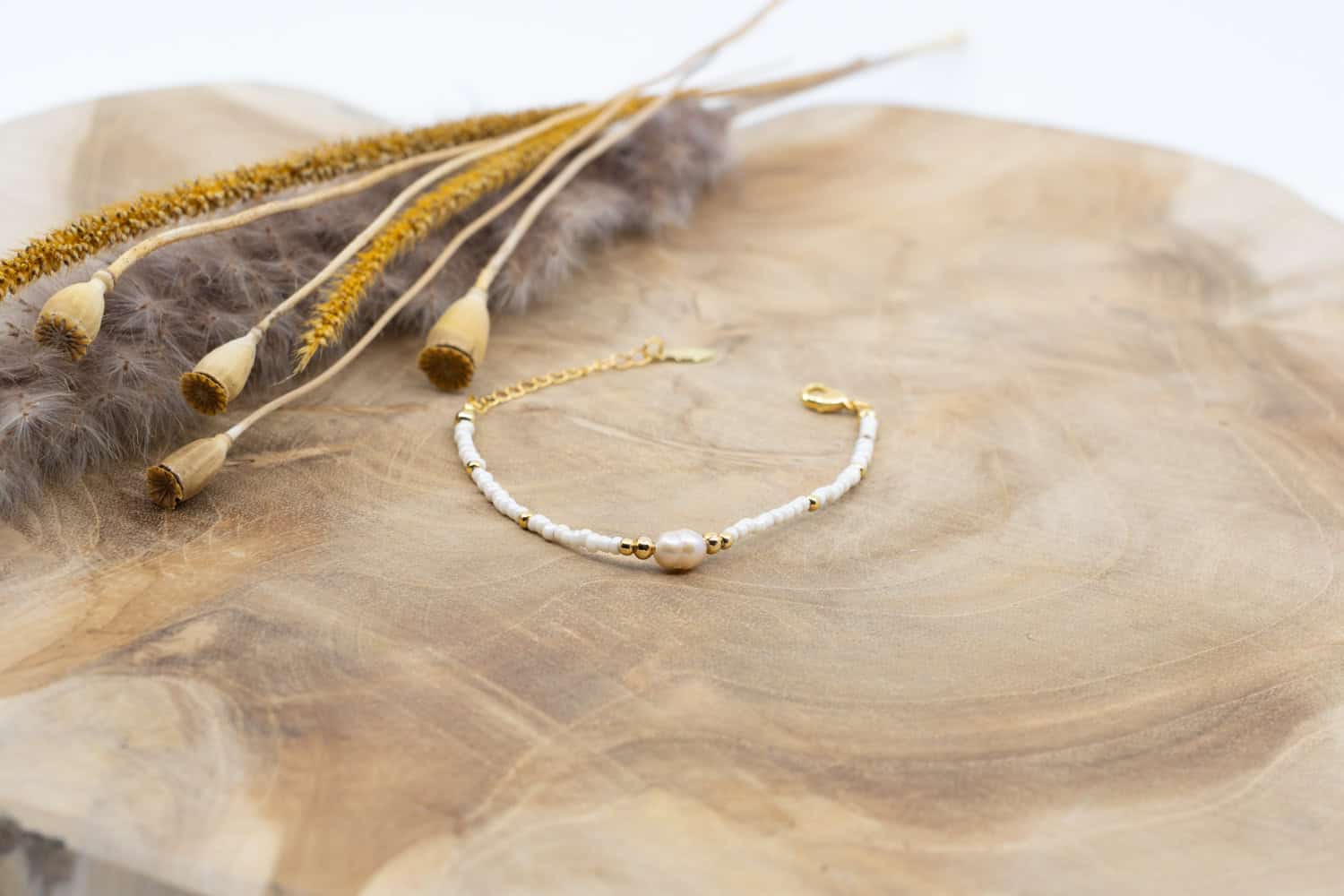 Armband Messing vergoldet mit weissen Rocailles Perlen und einer rosa Zuchtperle