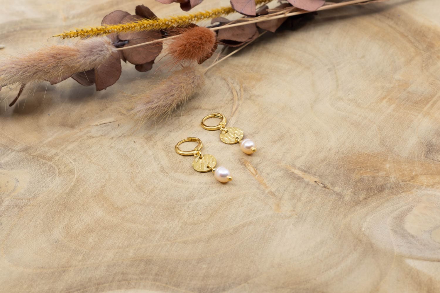 Ohrring Pearly aus Messing Vergoldet und rostfreiem Stahl mit einer rosafarbigen Zuchtperle