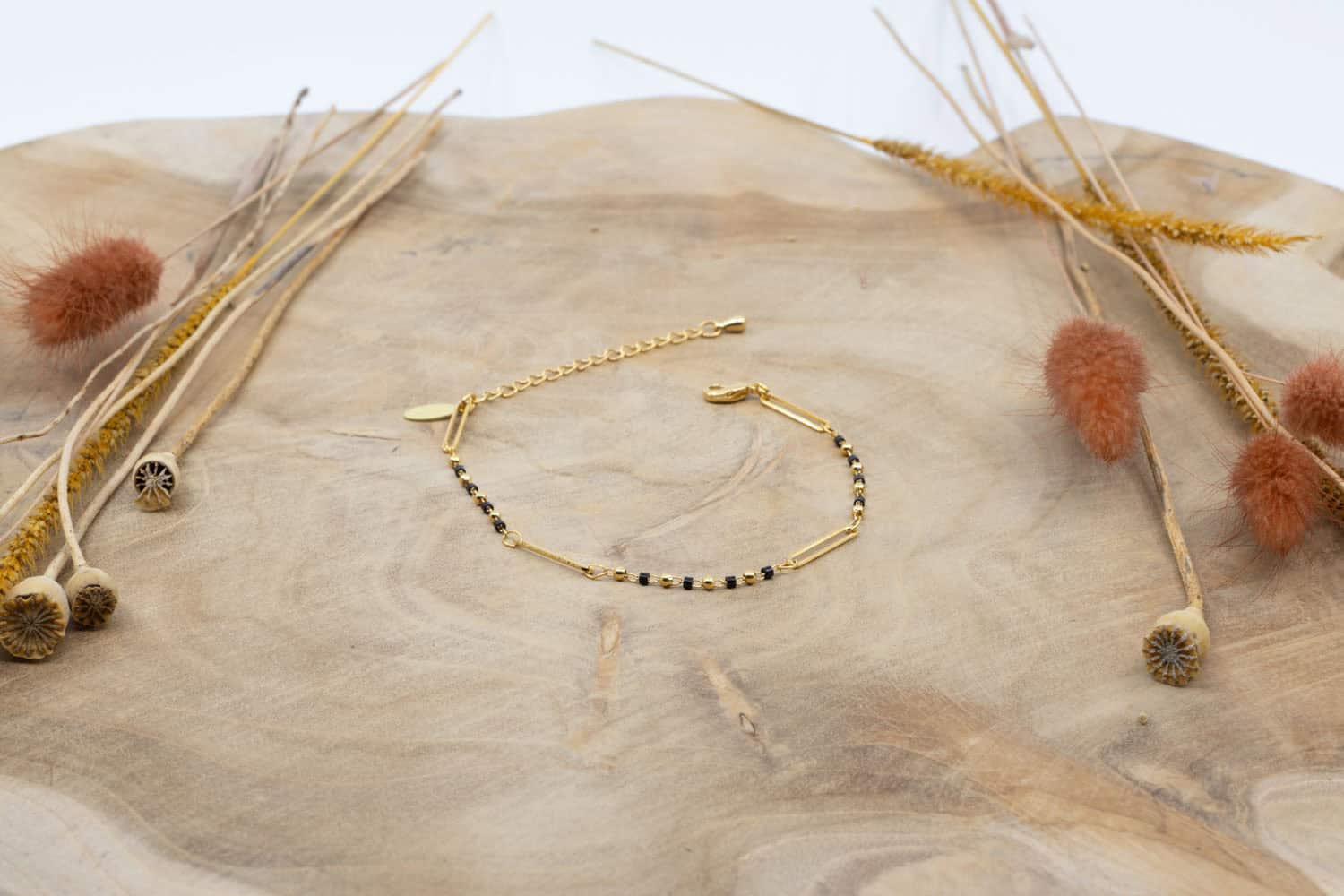 Armband aus 24k vergoldetem Messing mit schwarzen Perlen