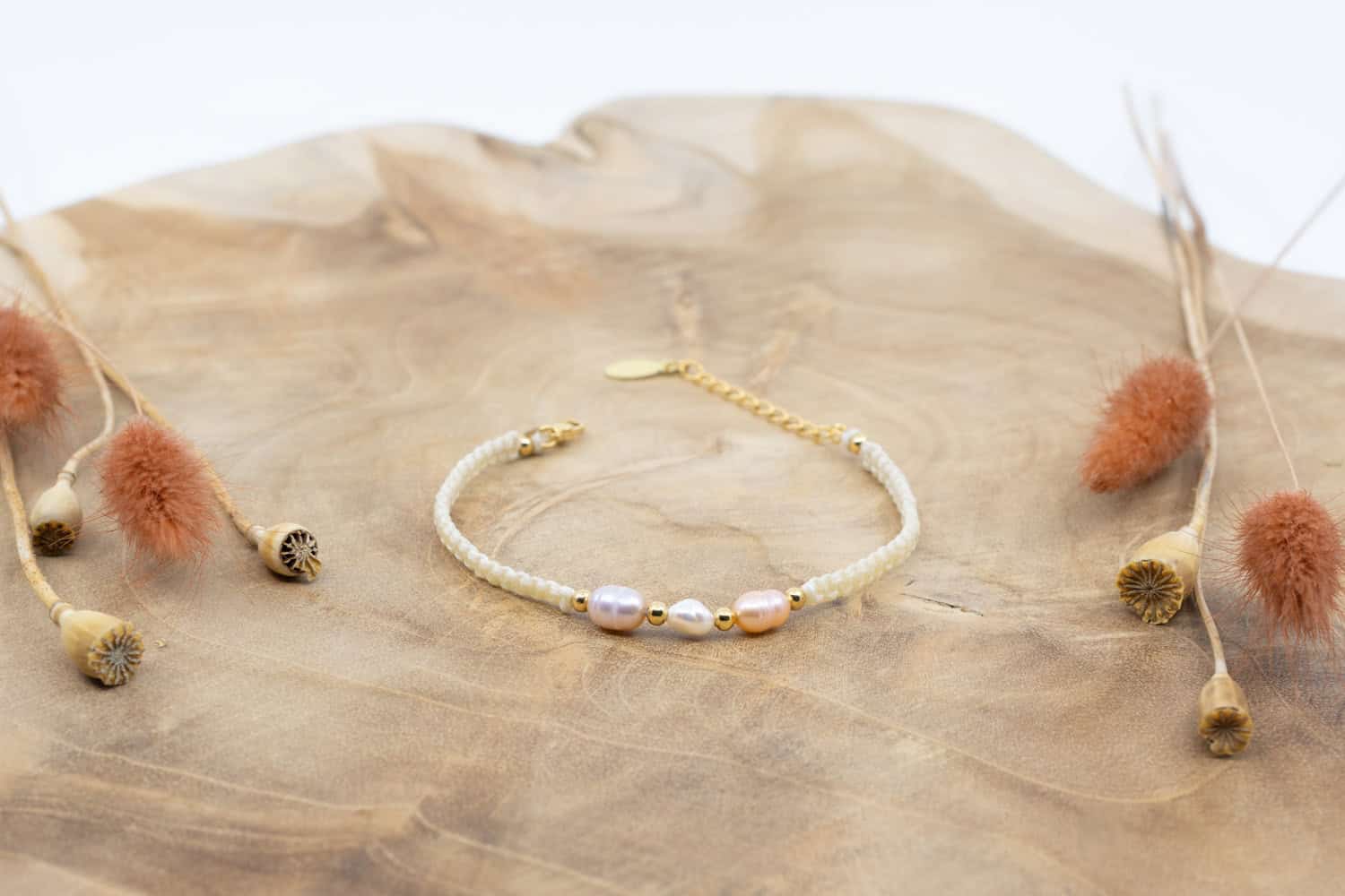 Makramee Armband Blossom mit farbigen Zuchtperlen, Garn und Messing 24k Vergoldet