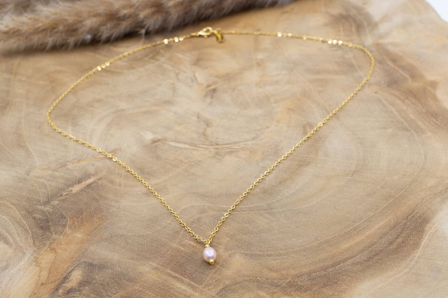Halskette aus Messing 24k Vergoldet mit einer rosa farbigen Zuchtperle