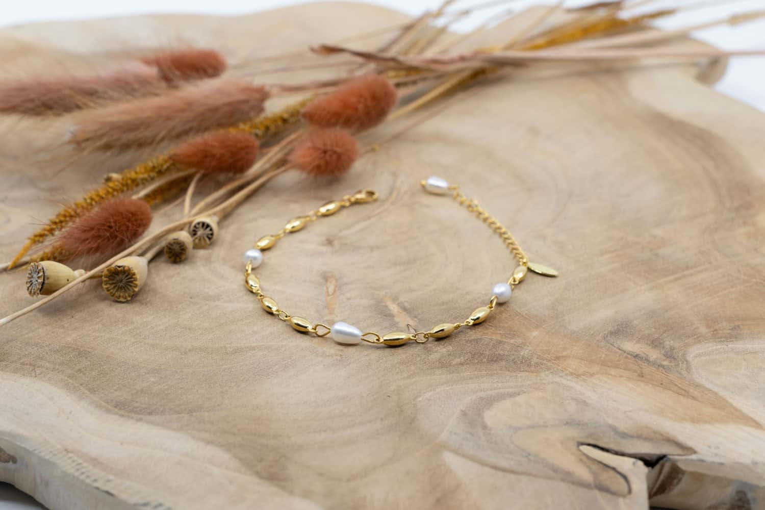 Armband aus 24k vergoldetem Messing mit weissen Zuchtperlen