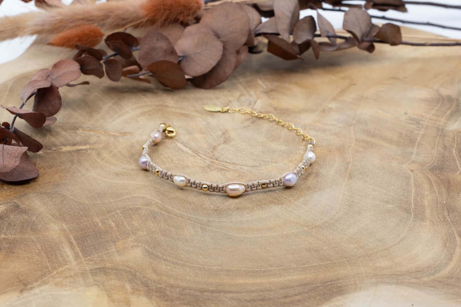 Makramee Armband Shine Pearl mit  Zuchtperlen, Garn und Messing 24k Vergoldet