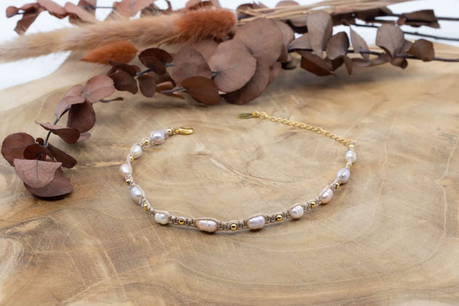 Makramee Fusskette Shine Pearl mit  Zuchtperlen, Garn und Messing 24k Vergoldet