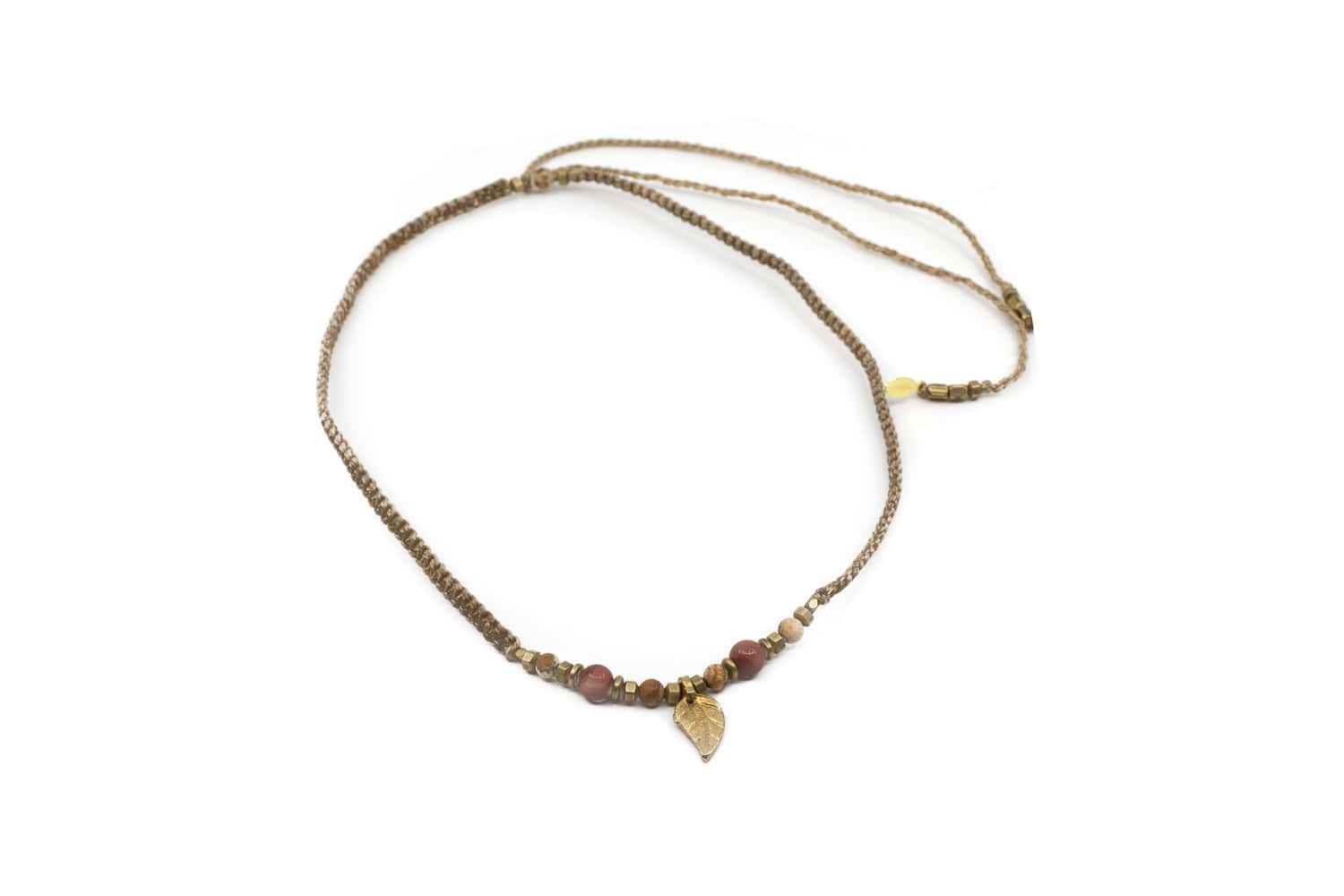 Kurze Makramee Kette mit Jaspis und Messing Perlen