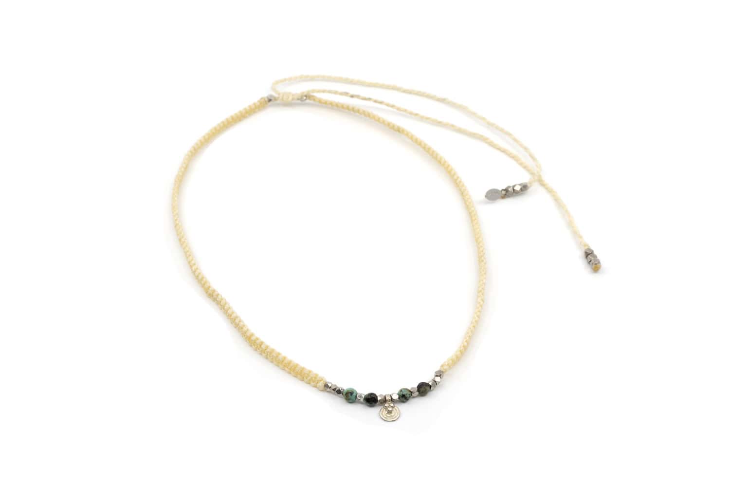 Kurze Makramee Kette mit Afrikanischem Türkis und weissen Messing Perlen