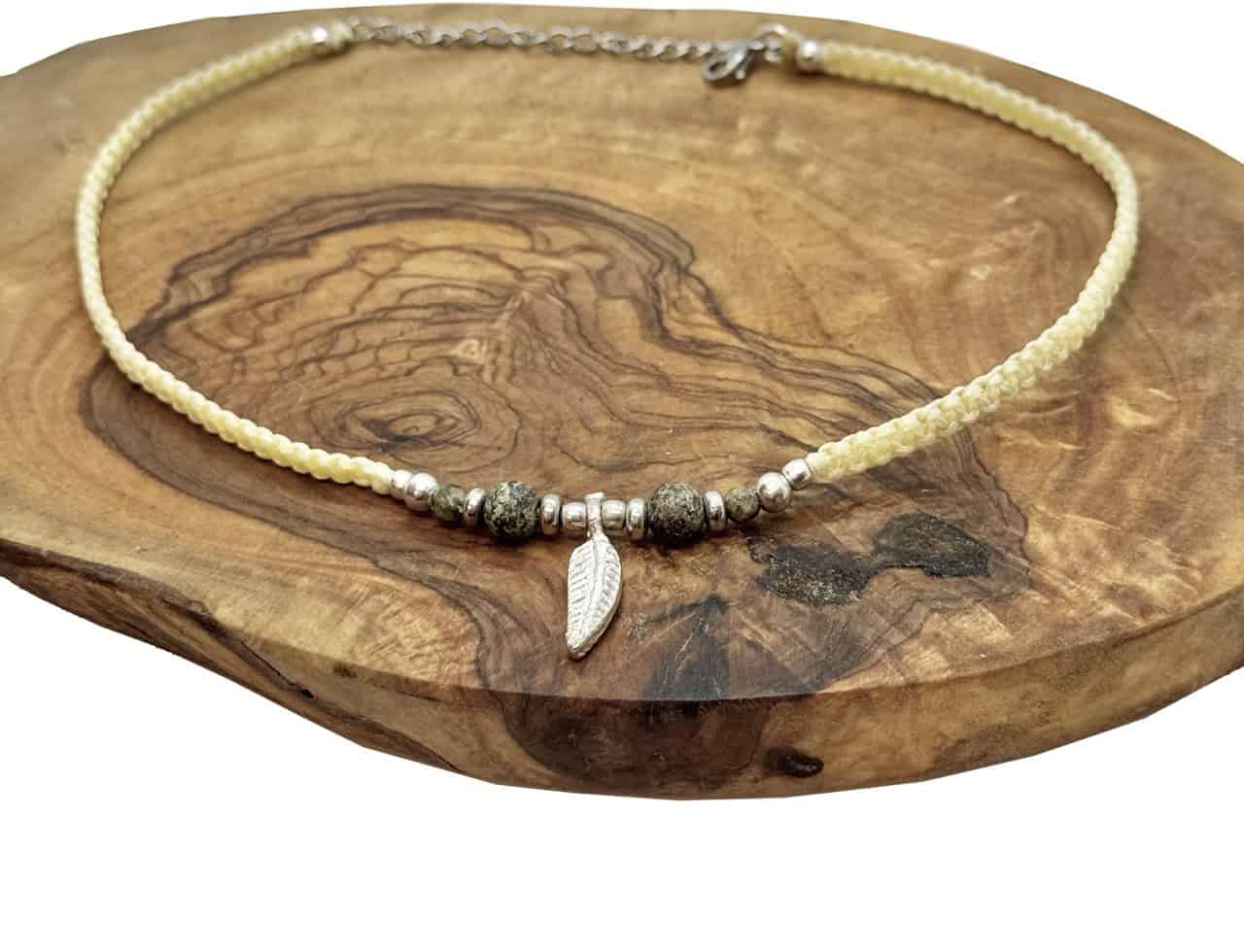 Handgemachter Boho Choker mit Serpentin & Feder-Anhänger – Verstellbare Halskette aus Naturmaterialien