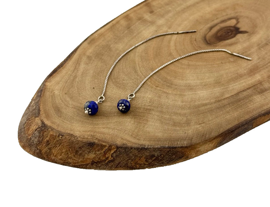 Zarte Fadenohrringe aus Silber mit Lapis Lazuli – leicht, beweglich & tiefsinnig.