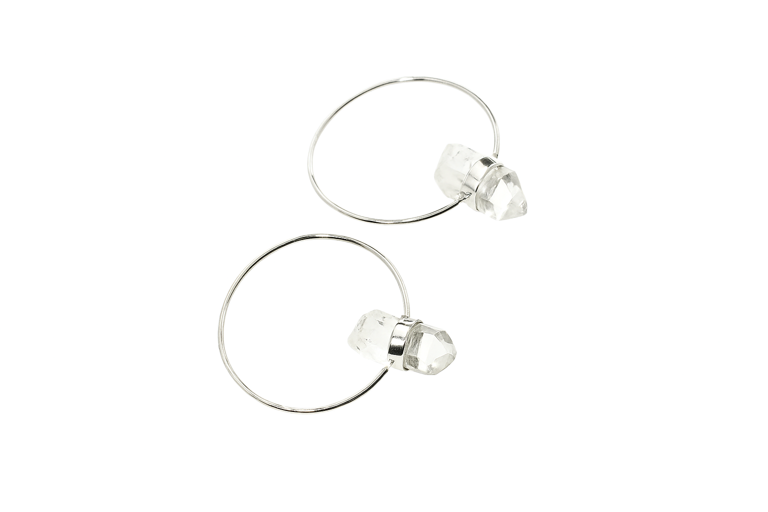 Feinste Creolen aus 925 Sterling Silber mit rohem Bergkristall – minimalistisch, klar & voller Energie.