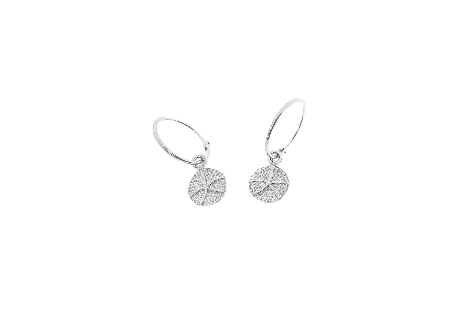 Zarte Kreolen aus echtem 925 Silber mit fein strukturiertem Sanddollar-Anhänger – inspiriert vom Meer, getragen mit Leichtigkeit.