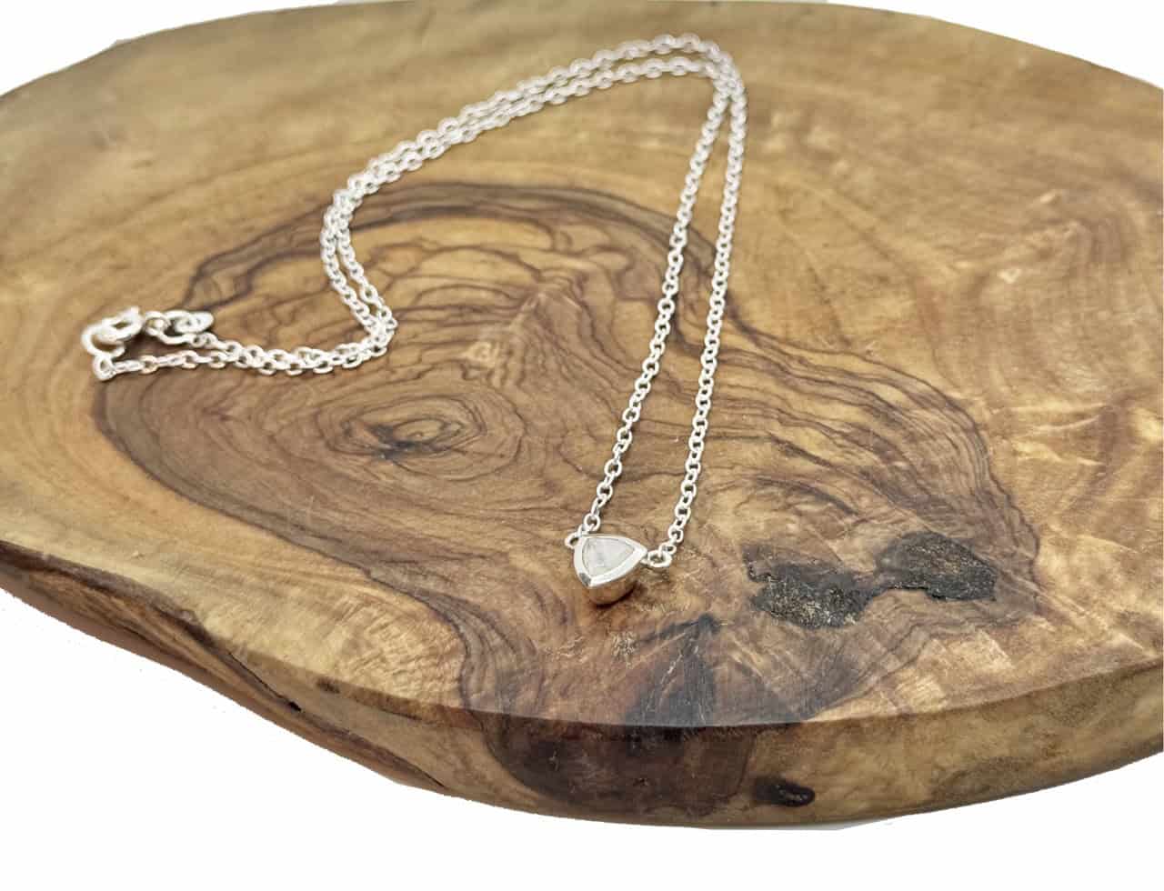 Feine Halskette aus 925er Silber mit Mondstein – Femininer Edelstein-Schmuck mit sanfter Ausstrahlung