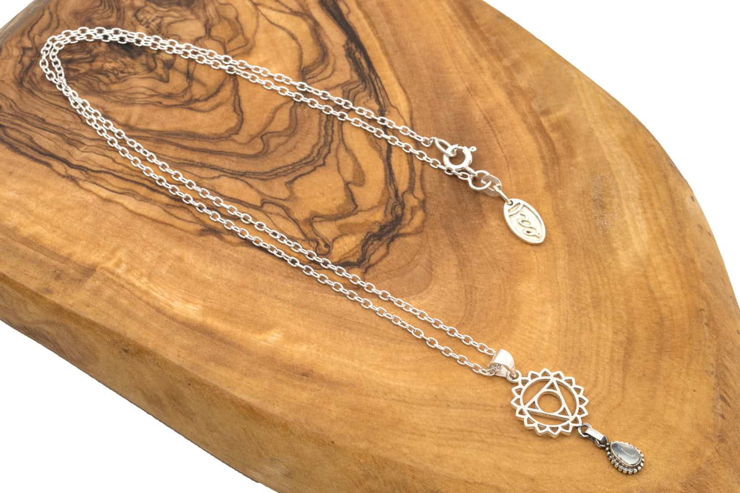 Halskette aus Silber 925 mit einem Hals Chakra Symbol Anhänger