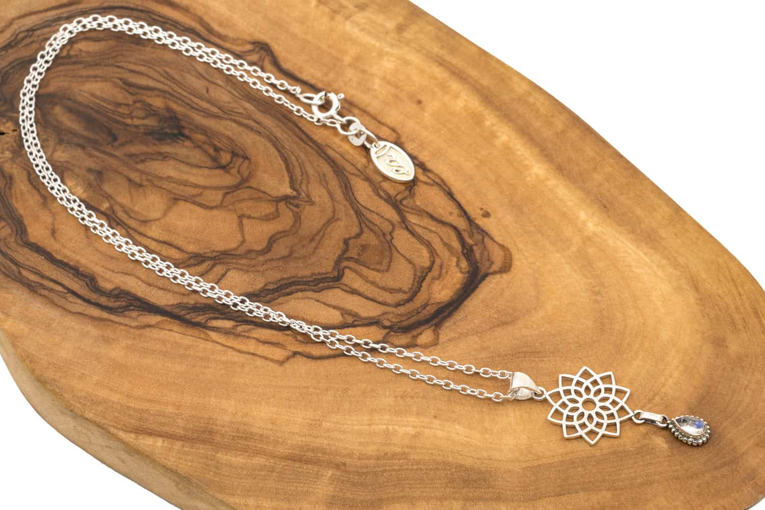 Halskette aus Silber 925 mit einem Kronen Chakra Symbol Anhänger