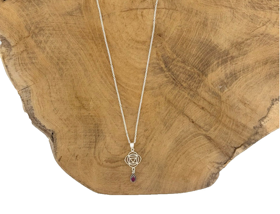 Halskette aus Silber 925 mit einem Wurzel Chakra Symbol Anhänger