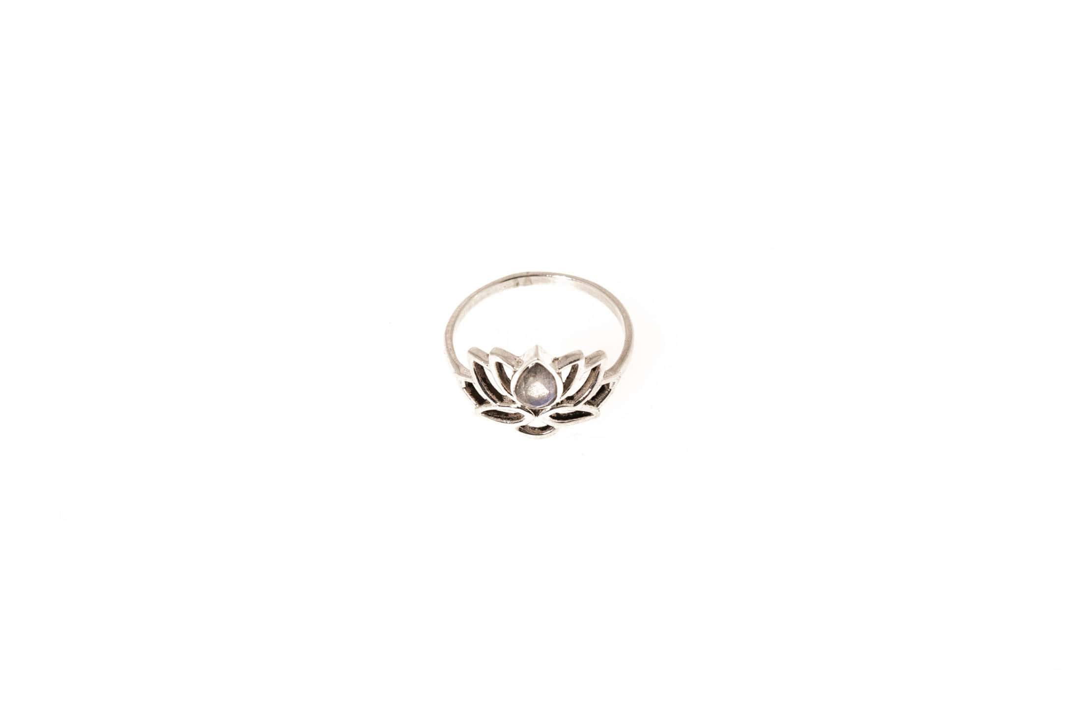 Silberring mit Lotus & Edelstein – Symbol für innere Stärke & Neubeginn