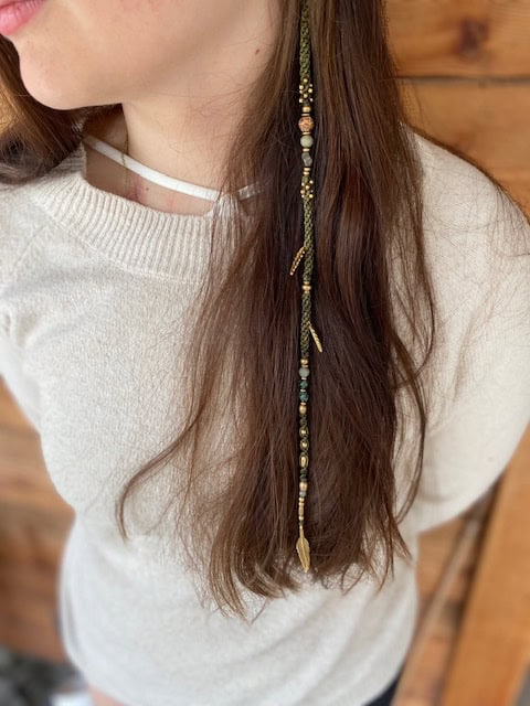 Klick-In Trenza in Olive mit Messingperlen und Halbedelsteinen