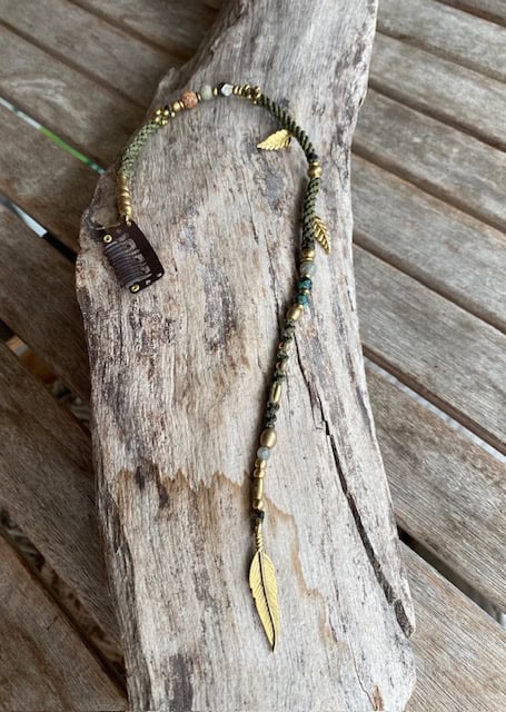 Klick-In Trenza in Olive mit Messingperlen und Halbedelsteinen