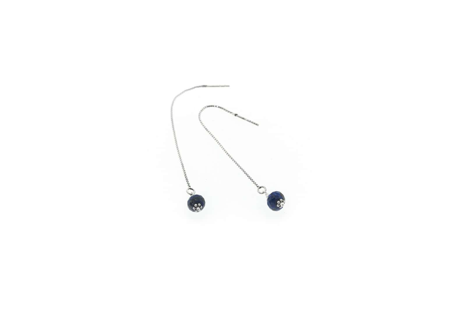 Zarte Fadenohrringe aus Silber mit Lapis Lazuli – leicht, beweglich & tiefsinnig.