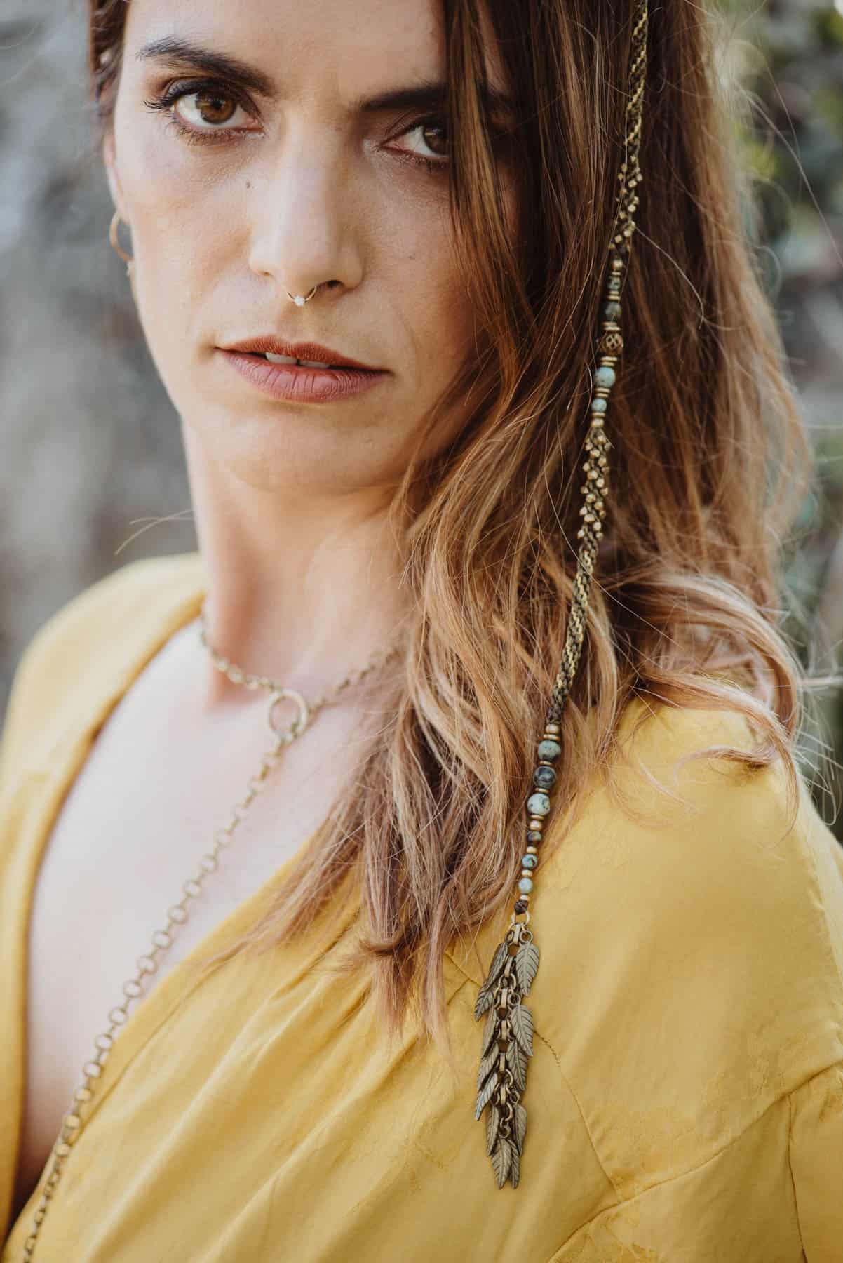 Haarschmuck (Trenza) mit Perlen und Federn aus Messing und Afrikanischem Türkis