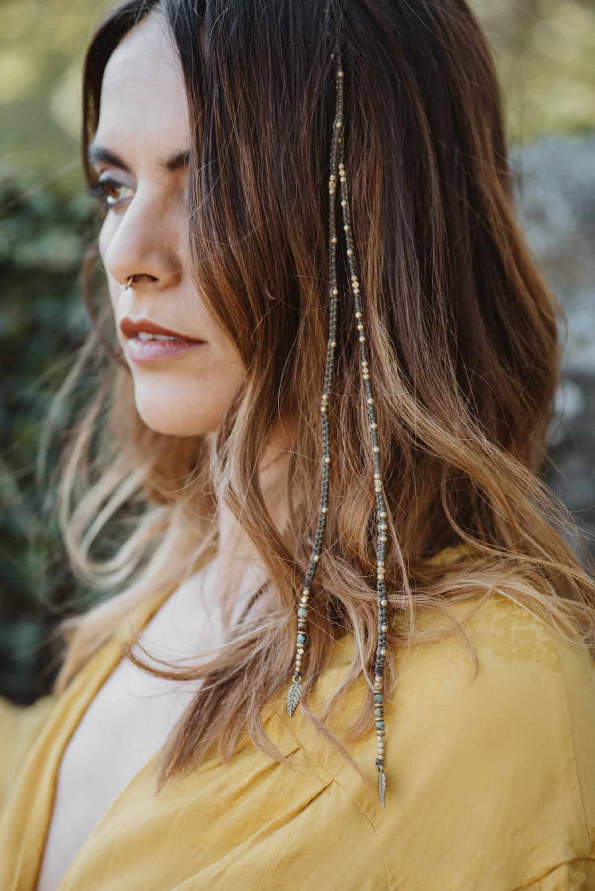 Trenza / Haarschmuck Nalini aus Garn mit Messingperlen und dem Halbedelstein Afrikanischer Türkis kombiniert