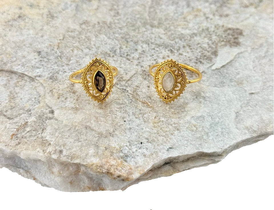 Mystisch, feminin & kraftvoll – vergoldeter Ring mit Mondstein oder Rauchquarz im Mandala-Design. Wähle deine Energie.