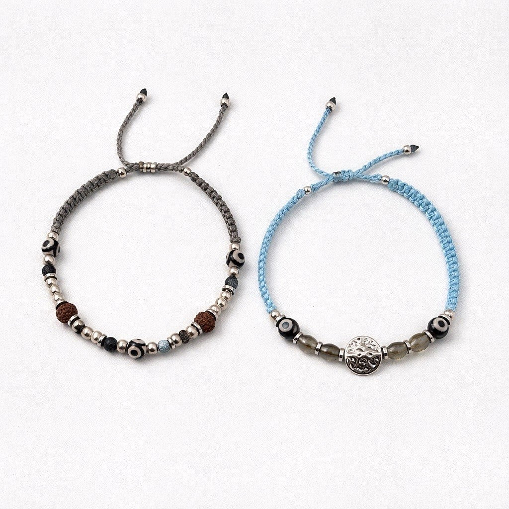 Handgefertigtes Herrenarmband mit Rhodium Hämatit, Rudraksha-Elementen und Makramee-Verschluss. Minimalistisch, maskulin und zeitlos von Elmare.