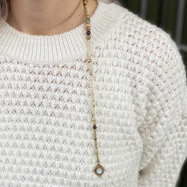 Kundin mit ihrem Trenza / Haarschmuck