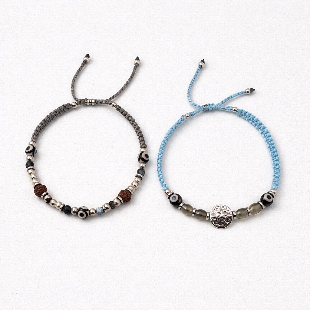 Handgefertigtes Herrenarmband mit Rhodium Hämatit, Rudraksha-Elementen und Makramee-Verschluss. Minimalistisch, maskulin und zeitlos von Elmare.