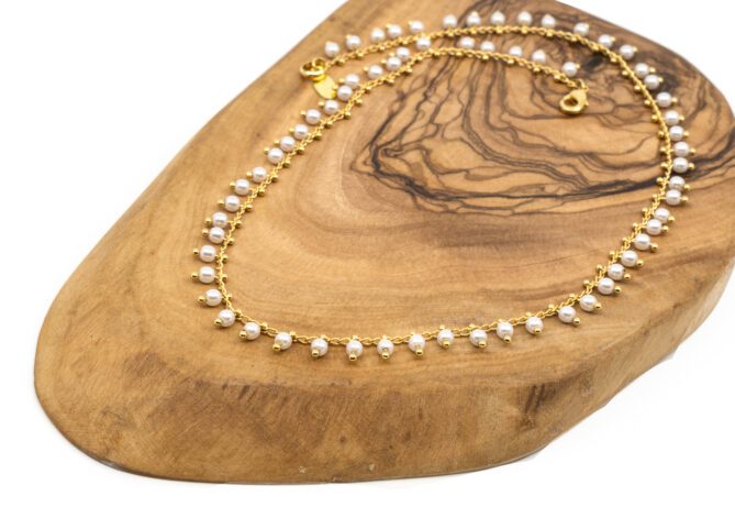 Halskette aus Messing 24k Vergoldet mit kleinen hängenden Perlen