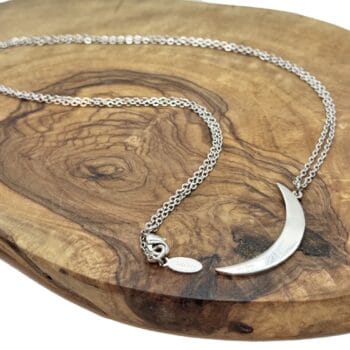 Halbmond Kette – Edelstahlkette mit glänzendem versilbertem Mond-Anhänger | Zeitloser Boho Schmuck