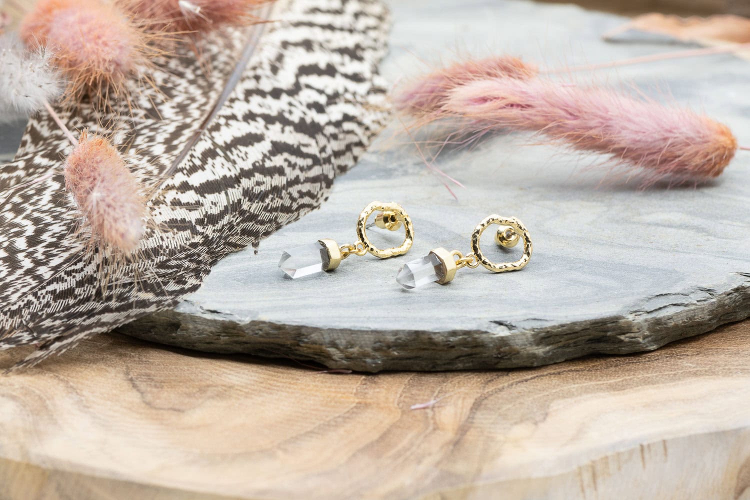 Diese Ohrringe "Crystal" sind aus Messing und 24k vergoldet.