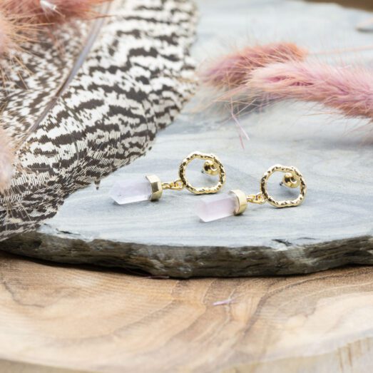 Diese Ohrringe "Crystal Rose" sind aus Messing und 24k vergoldet