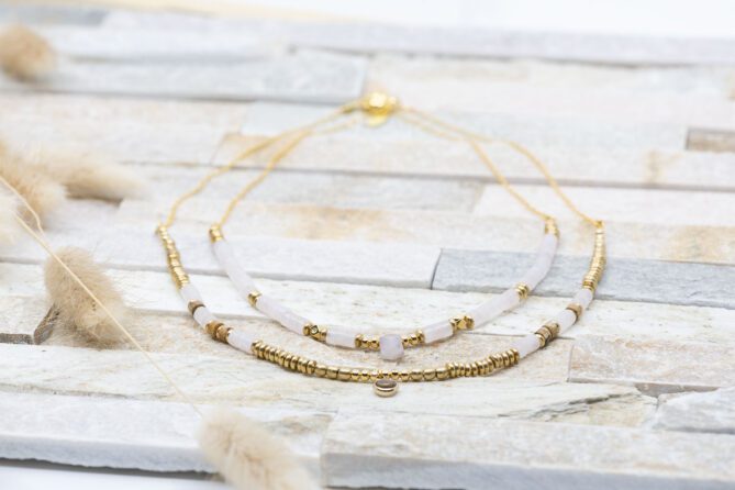 Diese Layer Halsketten "Ancient" sind aus Messing und 24k vergoldet kombiniert mit Rosenquarz + Jaspis.