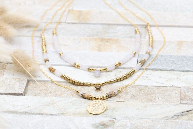 Diese Layer Halsketten "Ancient" sind aus Messing und 24k vergoldet kombiniert mit Rosenquarz + Jaspis.