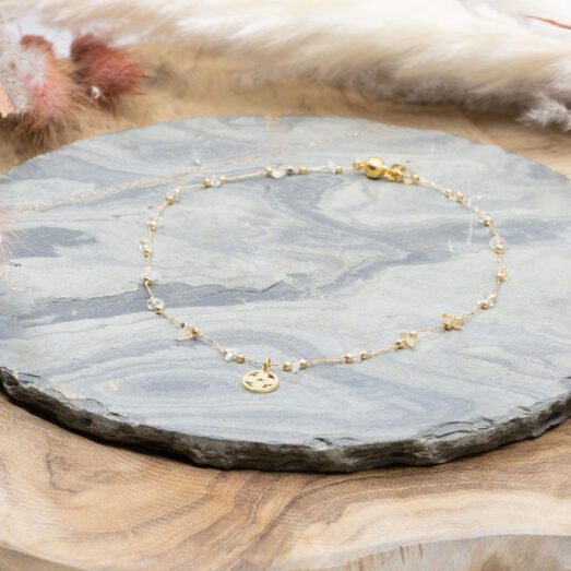 Diese Stein-Halskette "Citrin" ist aus Messing und 14k vergoldet