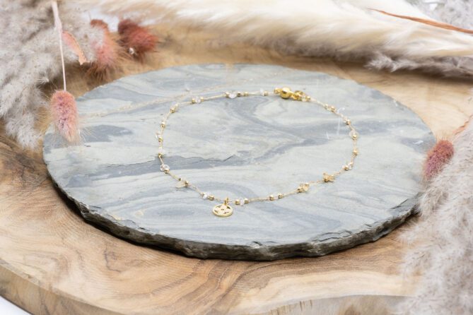 Diese Stein-Halskette "Citrin" ist aus Messing und 14k vergoldet