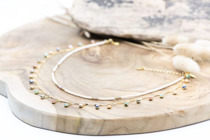 Layer Halskette aus Messing Vergoldet 24k mit kleinen Wisdom Eyes versehen und kleinen Glasperlen