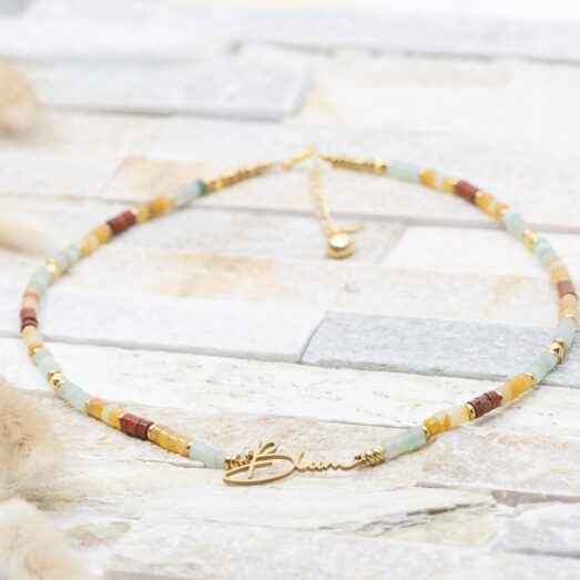 Diese Halskette "Bloom" ist aus Messing und 24k vergoldet. Sie ist mit Messingperlen und diversen Halbedelsteinen kombiniert.