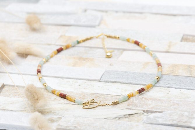 Diese Halskette "Bloom" ist aus Messing und 24k vergoldet. Sie ist mit Messingperlen und diversen Halbedelsteinen kombiniert.