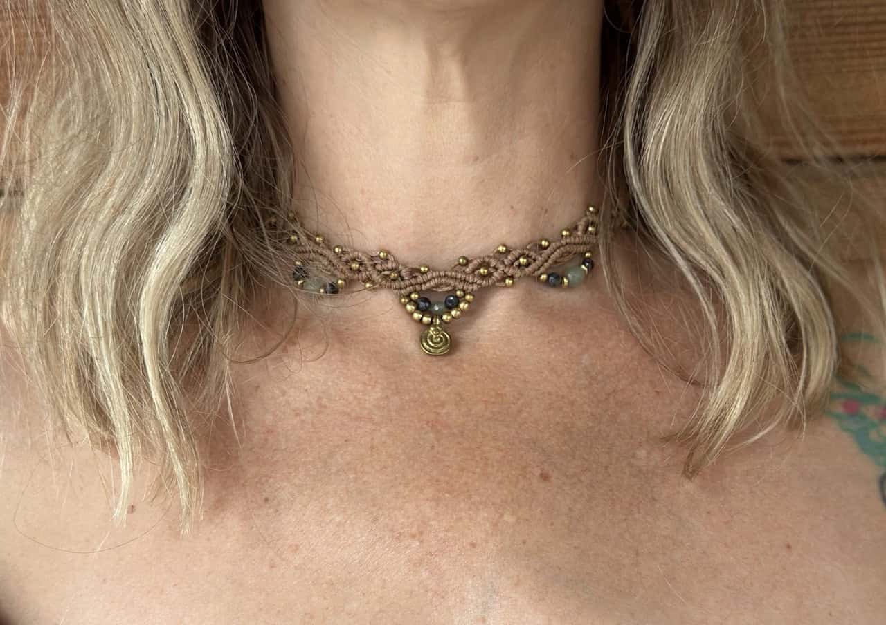 Makramee Choker "Lilly Taupe" mit den Halbedelsteinen Aventurin & Larvikit