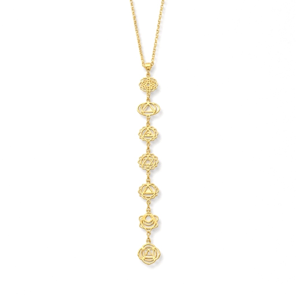 Filigrane Chakra-Kette aus vergoldetem Messing mit allen sieben Chakrasymbolen – ein ausdrucksstarker Begleiter für deine spirituelle Reise.