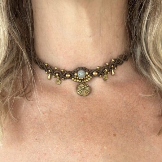 Makramee Choker "Ayla Braun" mit dem Halbedelstein Labradorit