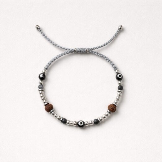 Handgefertigtes Herrenarmband mit Rhodium Hämatit, Rudraksha-Elementen und Makramee-Verschluss. Minimalistisch, maskulin und zeitlos von Elmare.