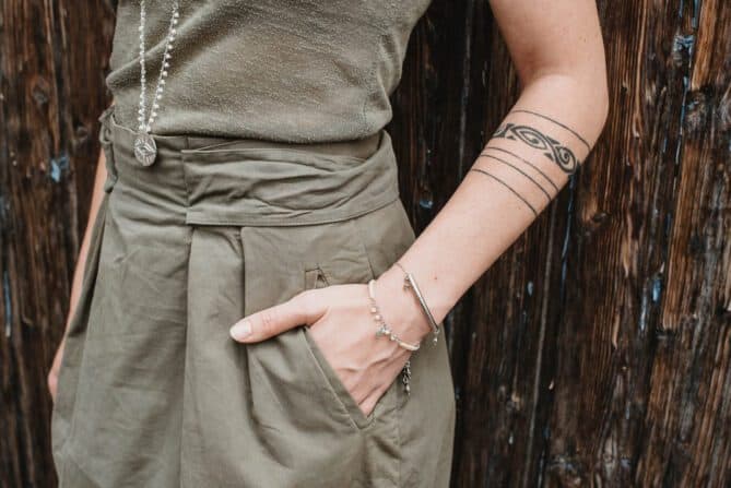 Garn und Kettenarmband aus versilbertem Messing mit Perlen.