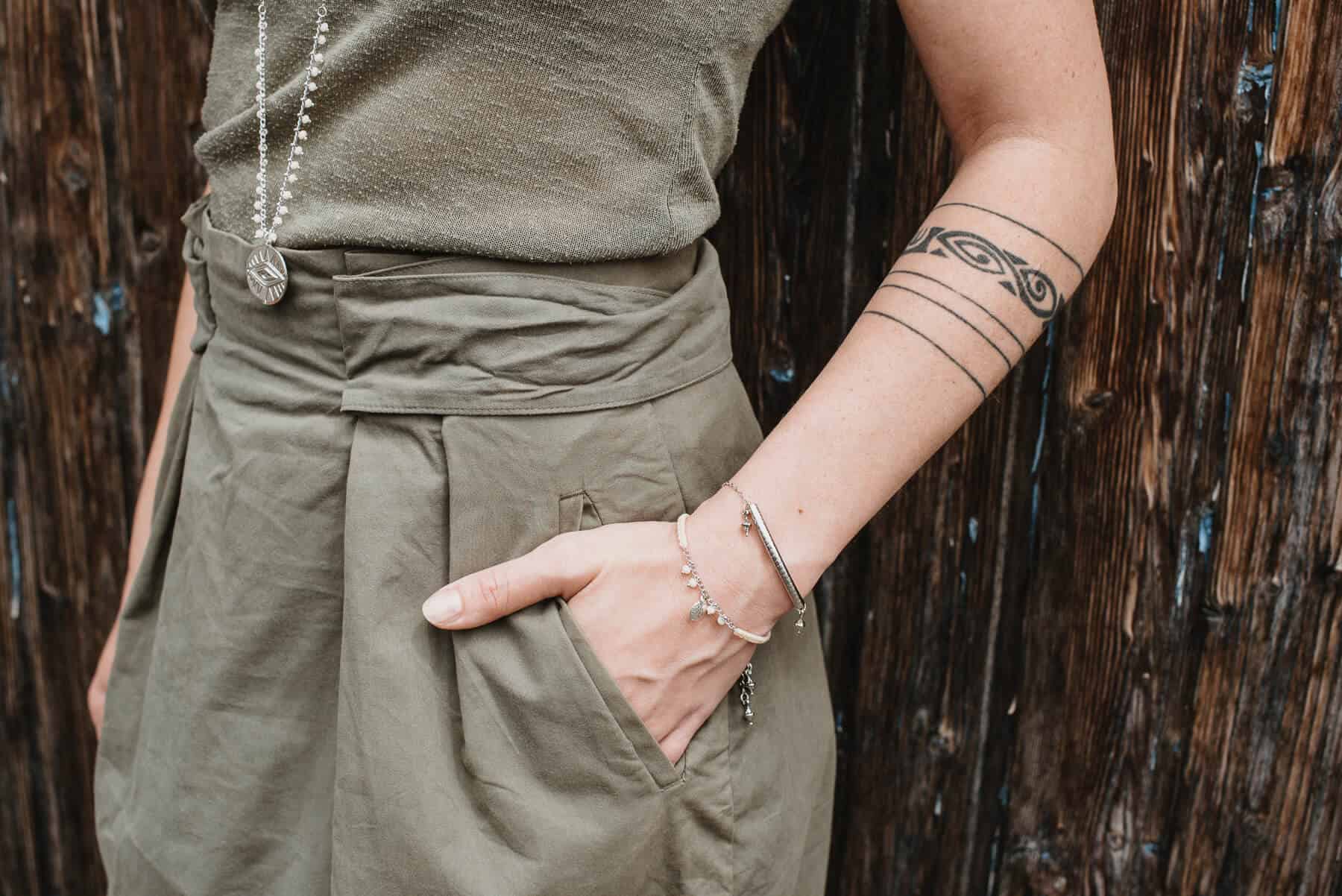 Garn und Kettenarmband aus versilbertem Messing mit Perlen.